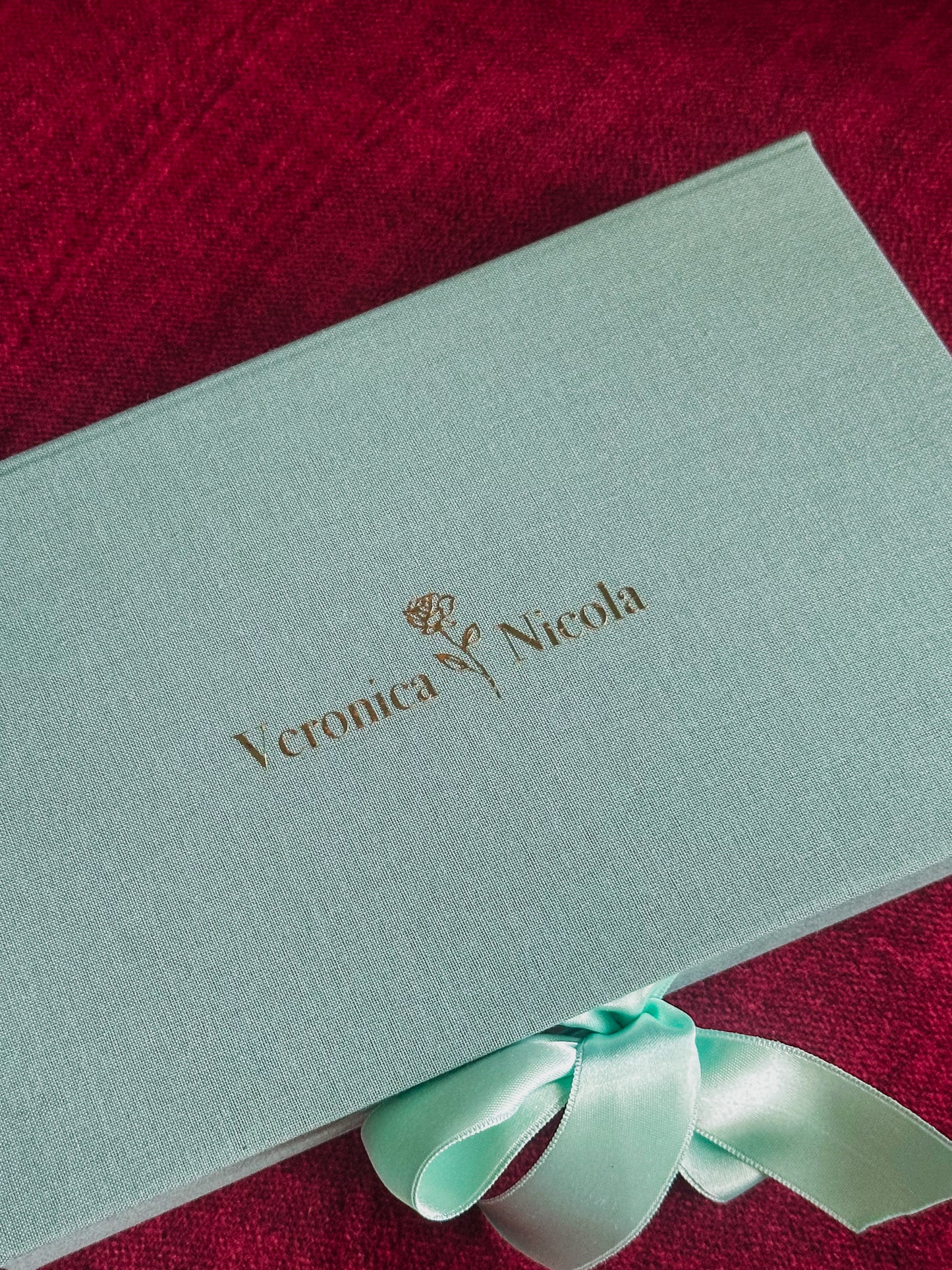 Cofanetto porta foto con scomparto USB, color salvia. PERSONALIZZABILE