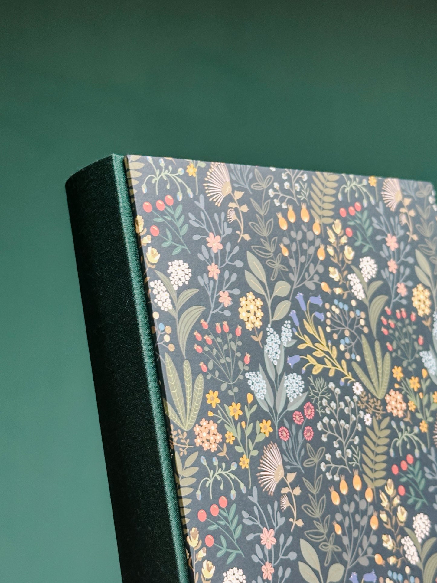 Album in carta decorata verde, pagine nere con pergamino