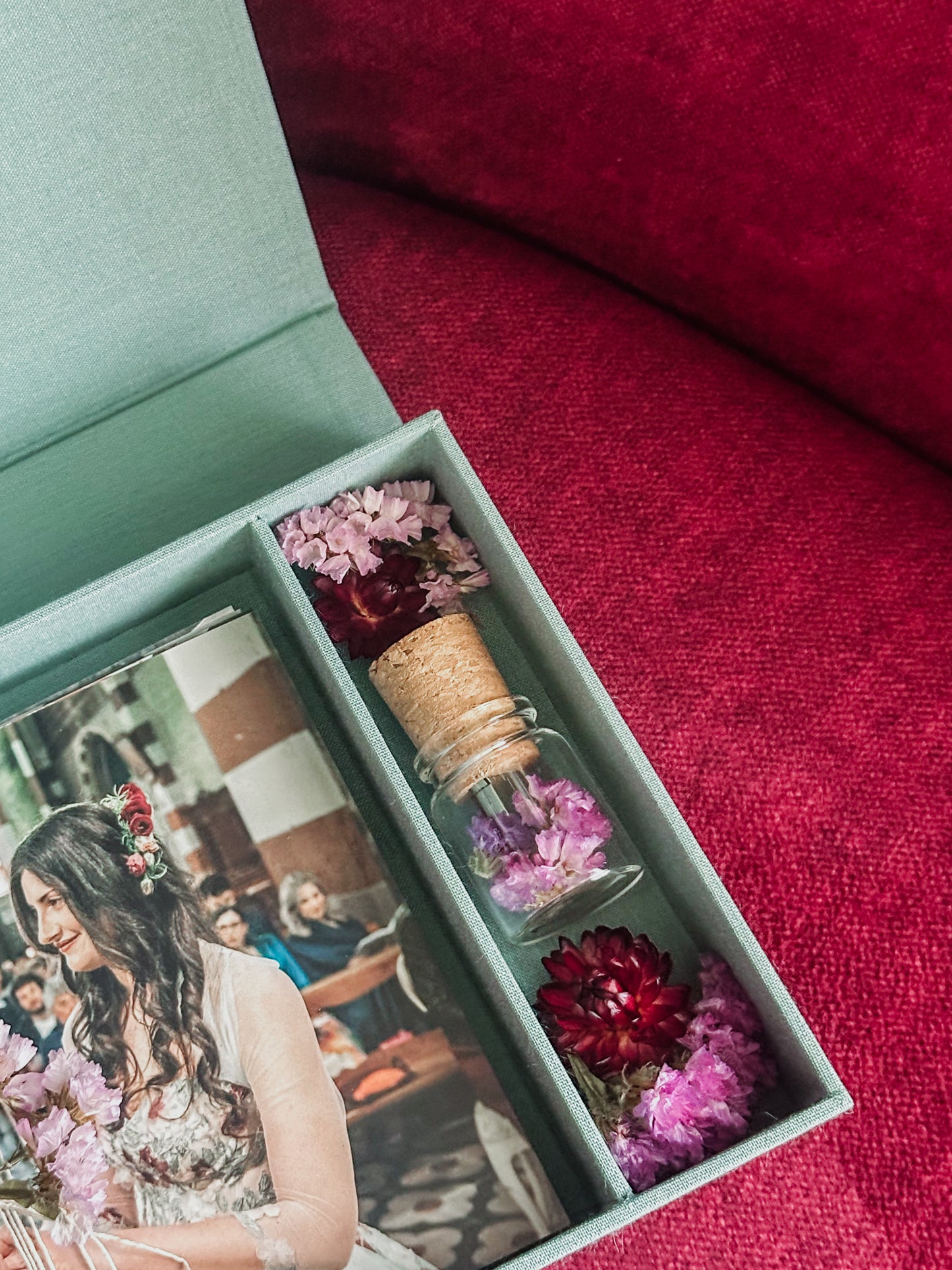 Cofanetto porta foto con scomparto USB, color salvia. PERSONALIZZABILE