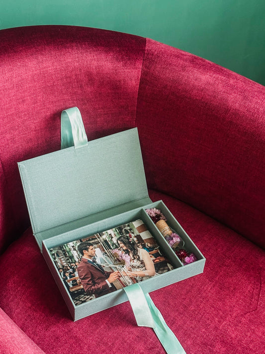 Cofanetto porta foto con scomparto USB, color salvia. PERSONALIZZABILE