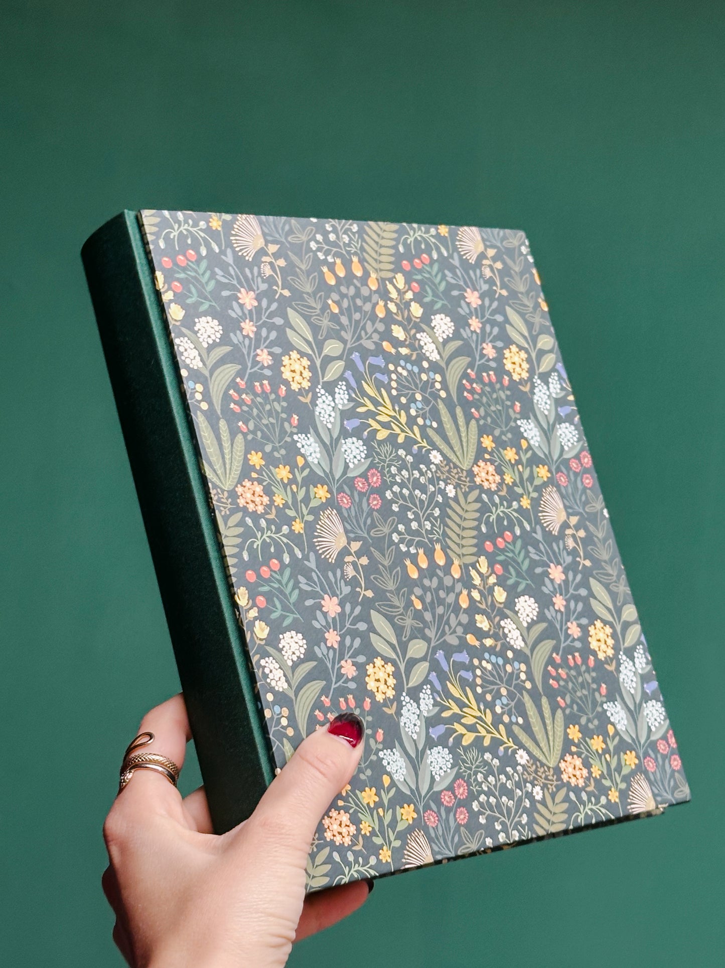 Album in carta decorata verde, pagine nere con pergamino