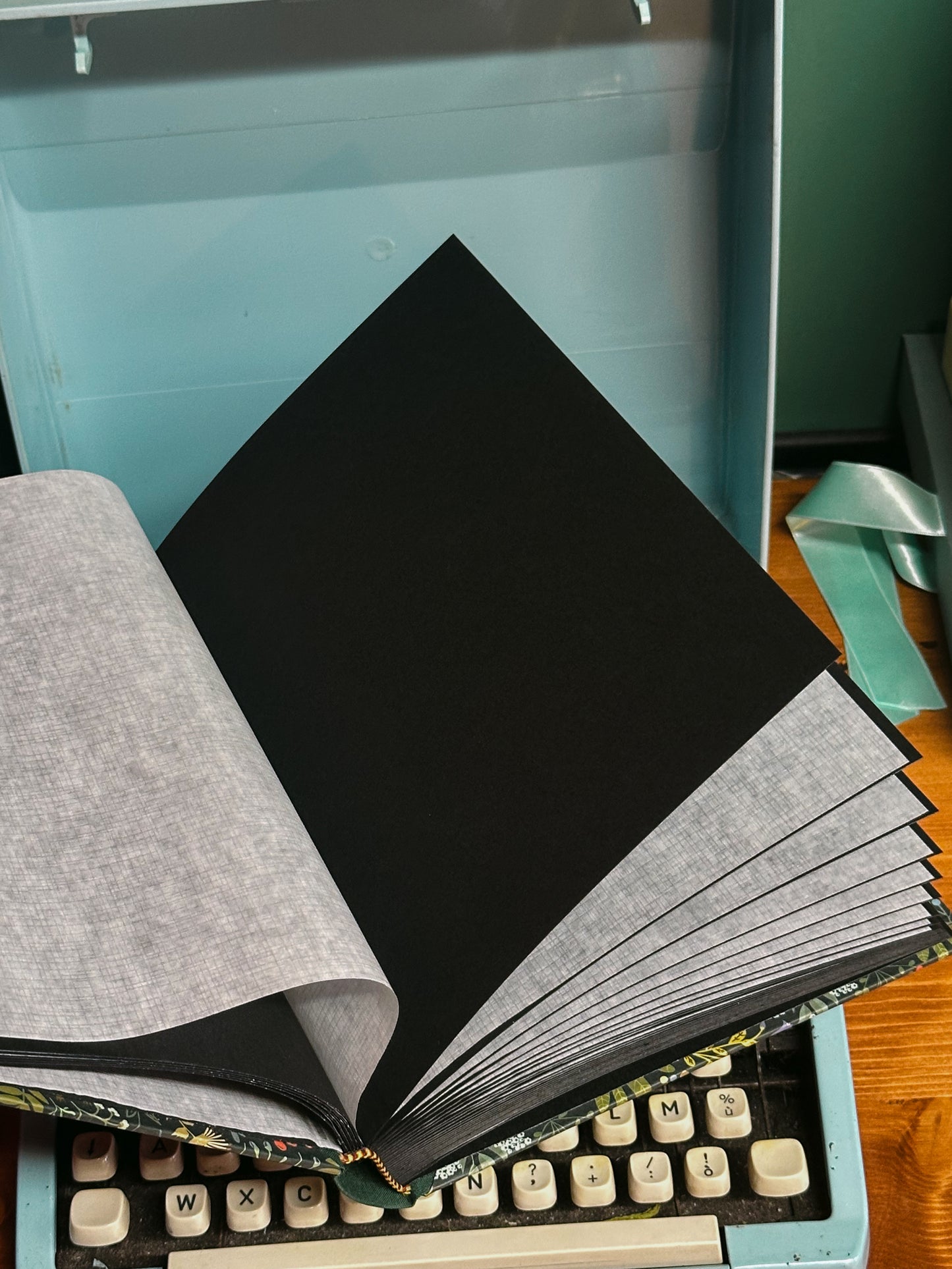 Album in carta decorata verde, pagine nere con pergamino