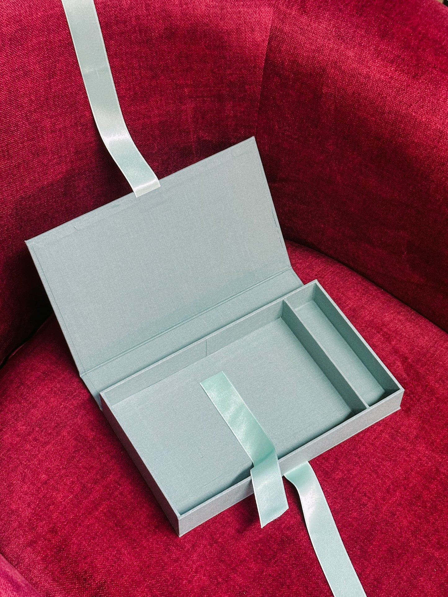 Cofanetto porta foto con scomparto USB, color salvia. PERSONALIZZABILE